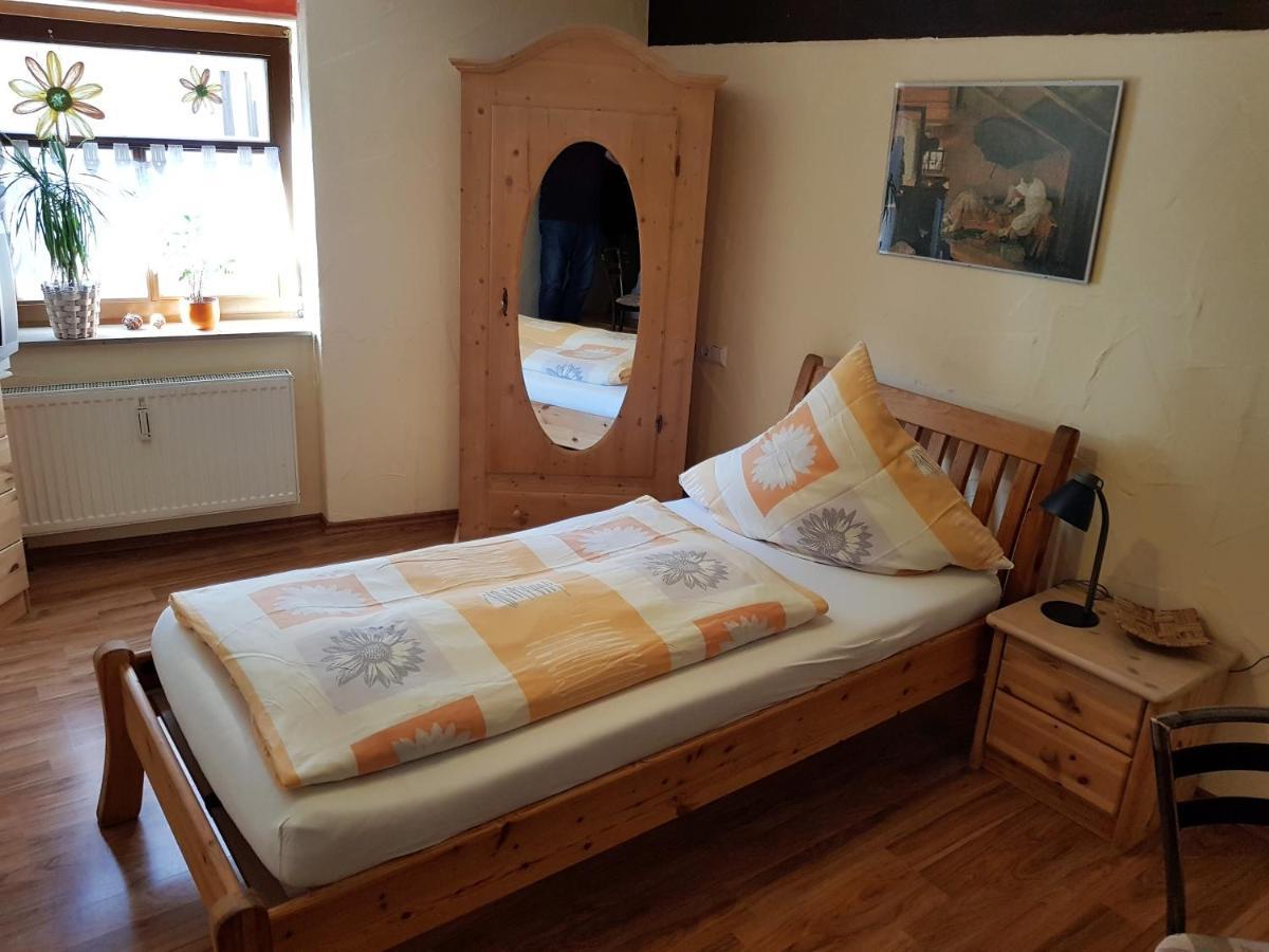 Zum Burgtoerle Hotel Walldurn Bagian luar foto